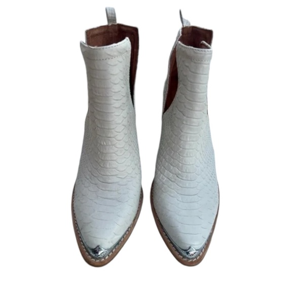 Jeffrey Campbell Cromwell White Snake Embossed Ankle Western Booties Size 7 - Picture 2 of 8